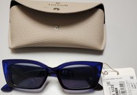 Kvadratiniai tamsiai mėlyni akiniai nuo saulės su gradientinėmis lęšiais, kartu su tekstūruotu kreminės spalvos dėklu su užsegamu snapu ir prekės ženklu.