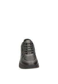 Scarpa sportiva nera con esterno in pelle liscia, dettagli testurizzati, punta rotonda e lacci neri. Presenta una suola imbottita per il massimo comfort.