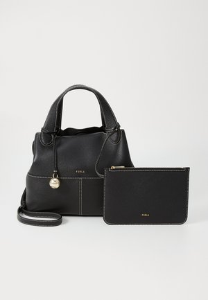 Bolsa de couro preta com acabamento texturizado, acentuada por costura branca e um detalhe em forma de sino dourado. Inclui uma bolsa com fecho a condizer.