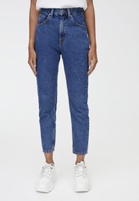 Blå jeans i hög midja med rak skärning och ankellång modell. Femficksdesign med kontrastsömmar och knappstängning i midjan.