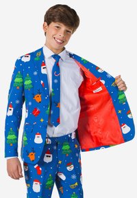 Zils svētku uzvalks, izgatavots no auduma, uz kura attēloti Ziemassvētku vecītis, eglītes un sniegpārslas. Iekšpusē ir spilgti sarkans oderējums, ko papildina saskaņota kaklasaite.