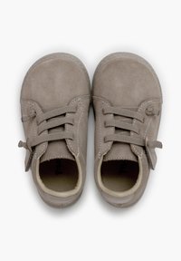 Scarpe per bambini in suede grigio con design stringato, punta arrotondata e fodera morbida. Accentuate da un'etichetta laterale e suola testurizzata.