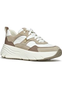 Sneakers med en blandning av beige mocka och vit läder, med en tjock strukturerad sula, guldfärgade accenter och ett traditionellt snörningssystem.