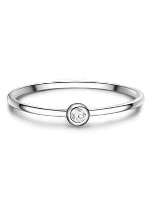 Dünner silberner Ring mit einem einzelnen runden klaren Edelstein, der in einer glatten Fassung in der Mitte sitzt.