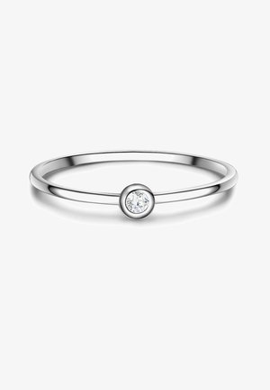 Dünner silberner Ring mit einem einzelnen runden klaren Edelstein, der in einer glatten Fassung in der Mitte sitzt.