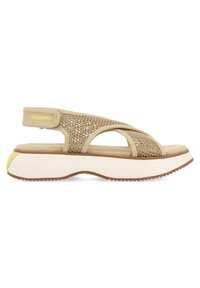 Sandalia de malla beige con un diseño de tira cruzada ancha, suela beige y blanca, y acento amarillo en el tacón. Logo de GIOSEPPO en la tira.