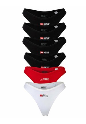 Sześć fig w stylu string marki Diesel ułożonych pionowo, kolory od góry do dołu: cztery czarne, jedna czerwona i jedna biała.