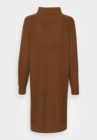 Robe pull en tricot marron avec un col haut et des manches longues. Présente une texture côtelée et une coupe oversize, se terminant juste au-dessus du genou.