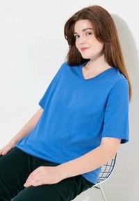 Ulla Popken GRANDES TAILLES - Jednoduché tričko - cornflower blue
