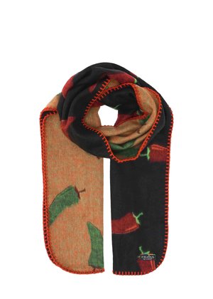 Weicher Stoffschal mit schwarzen und orangen Abschnitten, dekoriert mit roten und grünen Chilischotenmustern und orangefarbenen, gestickten Rändern.