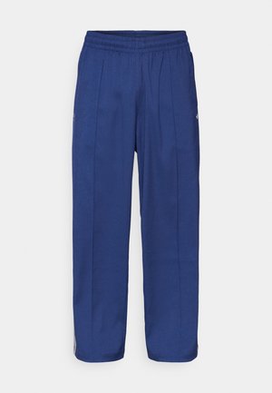 Pantaloni de culoare bleumarin, lejeri, cu un talie elastică, având două pliseuri frontale și accente laterale subtile pentru detalii suplimentare.