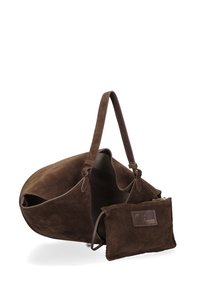 Borsa a tracolla in suede marrone con una texture morbida, caratterizzata da un'ampia apertura e una piccola tasca con zip attaccata. Tracolla in pelle abbinata.