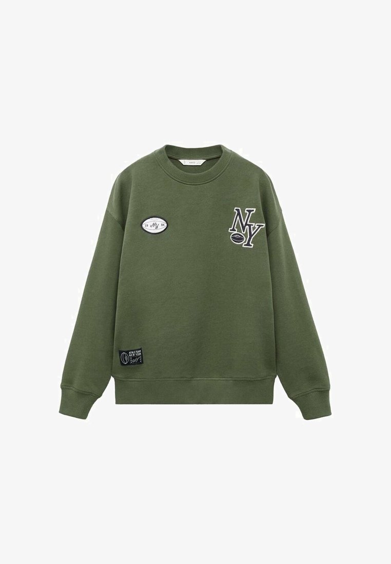 Olivově zelená mikina s kulatou nášivkou "NY" a štítkem na dolním lemu. Vyrobena z měkkého materiálu s klasickým kulatým výstřihem.
