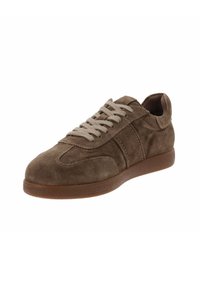 Bruine suède sneaker met een ronde neus, textuur bovenkant, beige veters en rubberen zool met een gladde afwerking en subtiele zijaccenten.