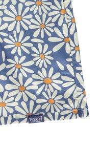 Tessuto floreale con margherite bianche e centri arancioni su uno sfondo blu. Include un’etichetta con il marchio "Pockies Couch Couture".