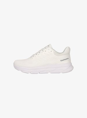 Witte sportieve schoen met een gestructureerde bovenkant, vetersluiting en een gevoerde zool. Voorzien van "ComfortFIT+" branding op de hak. Minimalistisch ontwerp.