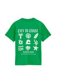 Zielona bawełniana koszulka z białymi grafikami, w tym palmami, muszlami, falami, rozgwiazdami oraz tekstem: "CITY TO COAST", "BLUE RIDGE DENIM."