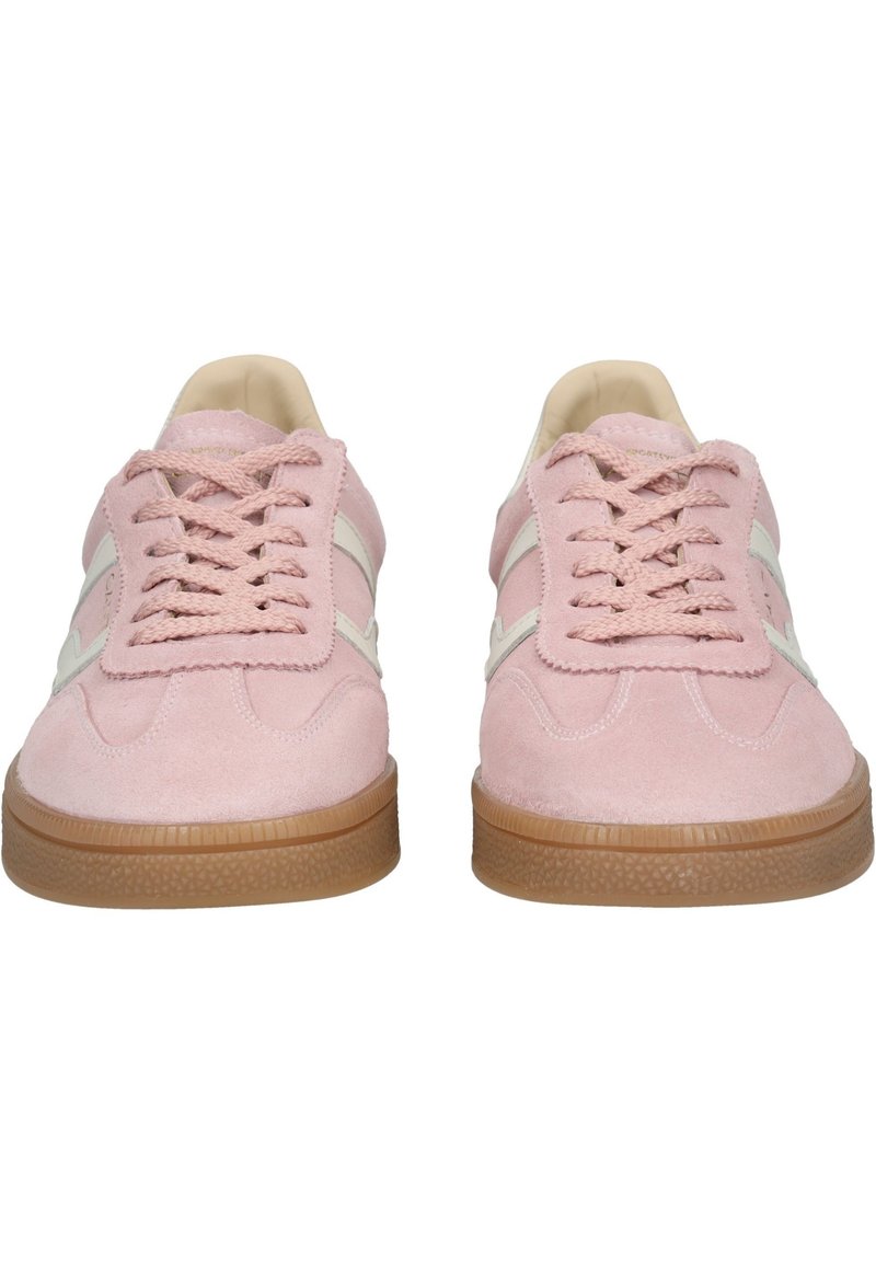 Helle rosa Wildledersneaker mit crèmefarbenen Streifen, strukturiertem Gummisole und Schnürdesign mit rundem Zehenbereich und gepolstertem Kragen.