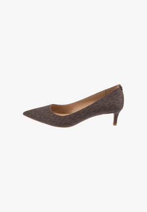 Chaussure marron texturée à bout pointu avec un petit talon fin et bas de type kitten heel, style slip-on vue de côté sur fond blanc.