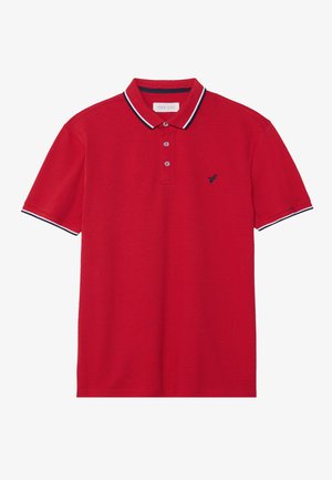 Rotes Poloshirt mit kurzen Ärmeln, weißem und marineblau gestreiftem Kragen und Ärmelsäumen, drei Knöpfen und einem kleinen marineblauen gestickten Logo auf der Brust.