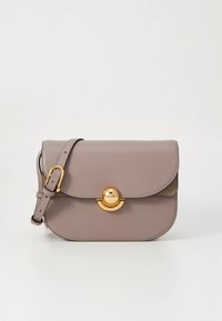 Sac bandoulière en cuir gris avec un rabat courbe, une fermeture en métal doré et une sangle réglable. Design épuré avec une texture lisse.