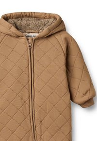 Combinaison de neige pour bébé matelassée beige avec capuche, dotée d'une doublure intérieure en polaire douce, de poignets côtelés et d'une fermeture éclair à l'avant.