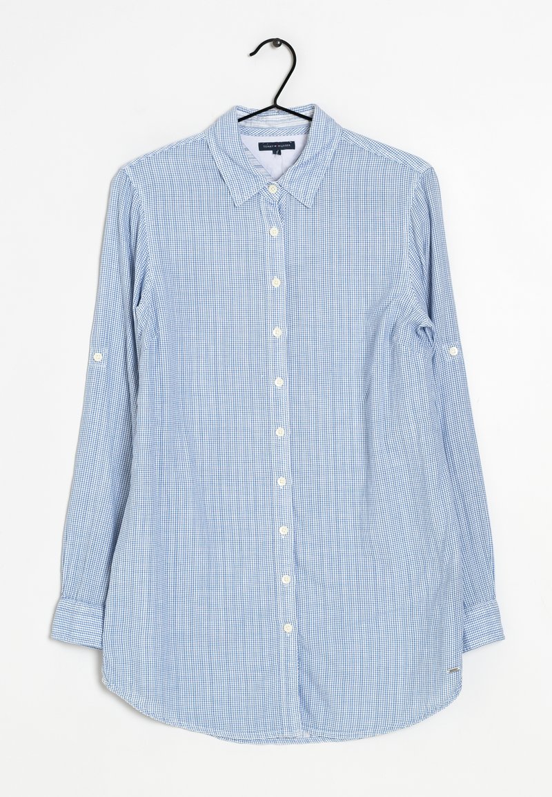 Chemise à manches longues à carreaux bleus et blancs, en coton, avec un devant boutonné, un col classique, un ourlet arrondi, et des manches retroussables avec des pattes à bouton.