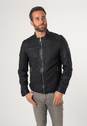 Schwarze Lederjacke mit einem Reißverschluss, Stehkragen und dezenten Nahtdetails. Verfügt über seitliche Reißverschluss-Taschen und ein tailliertes Design.