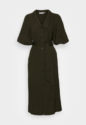 Ciemno oliwkowa sukienka midi z bufiastymi rękawami, zapinana na guziki z przodu, z szerokim kołnierzem oraz paskiem z tego samego materiału związanym w talii.