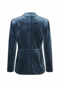 Donkerblauwe fluwelen blazer, enkelknoop ontwerp, lange mouwen, geknipte revers, rugventilatie, gladde textuur met subtiele glans.
