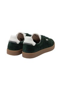 Grüne Wildledersneaker mit weißen Kunstlederakzenten und einer braunen Gummisohle. Verfügt über perforierte Details und runde Schnürsenkel.