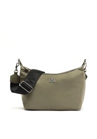 Maslinasto zelena najlonska torba za rame s zakrivljenim oblikom, srebrnim logotipom i crnom podesivom trakom s teksturiranim uzorkom. Metalni detalji.
