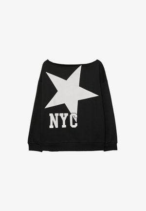 Zwarte sweatshirt met een off-shoulder ontwerp, grote witte sterrenprint en "NYC" tekst in vetgedrukte witte letters op de voorkant. Gemaakt van katoen.