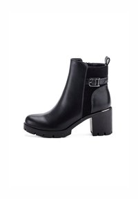 Bottine noire en cuir lisse, avec un talon carré, un accent de boucle sur le côté et une semelle texturée pour une meilleure adhérence. Fermeture éclair à l'arrière.