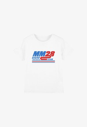 Weißes T-Shirt mit blauem und rotem Schriftzug "MM28 Racing Team" und einer Rennstreckengrafik, die mittig auf der Vorderseite platziert ist.