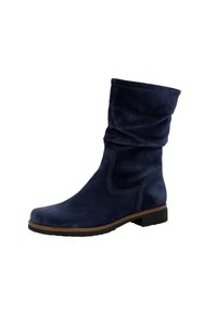 Botte hauteur genou en daim bleu marine avec tige plissée, semelle plate et détails cousus le long du bord de la semelle. Texture lisse et bout arrondi.