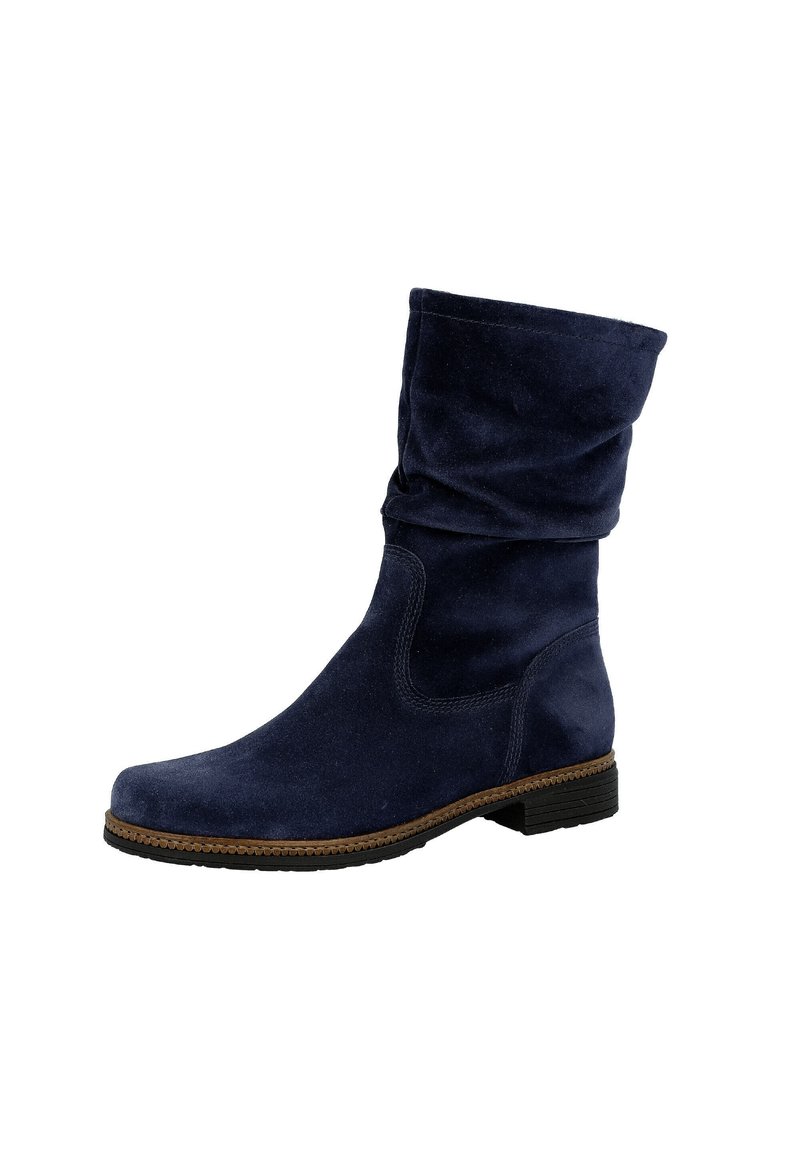 Botte hauteur genou en daim bleu marine avec tige plissée, semelle plate et détails cousus le long du bord de la semelle. Texture lisse et bout arrondi.