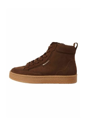 Des baskets montantes marron en suede avec une semelle en caoutchouc texturé. Elles présentent un laçage à l'avant et une petite boucle au niveau du talon. Détail de couture marron.