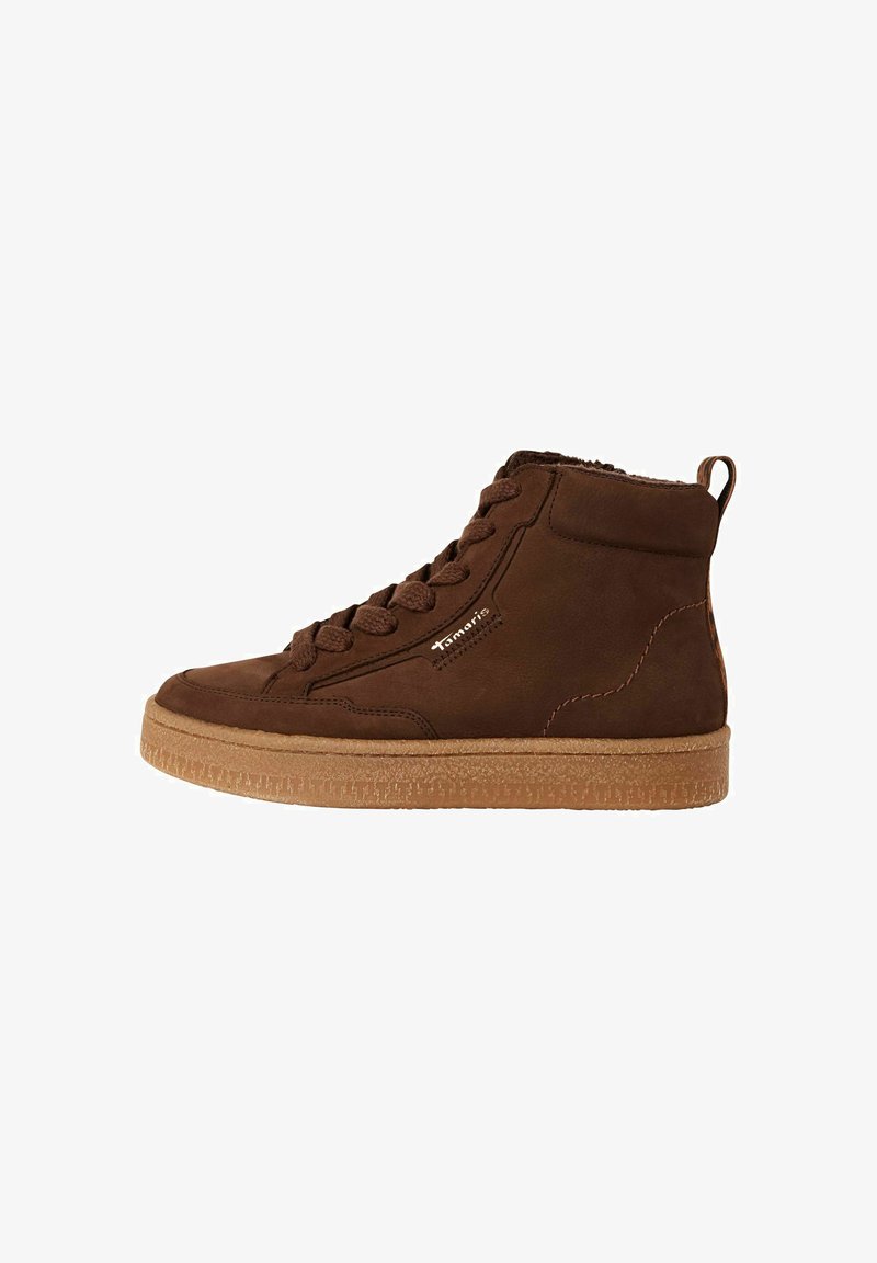 Des baskets montantes marron en suede avec une semelle en caoutchouc texturé. Elles présentent un laçage à l'avant et une petite boucle au niveau du talon. Détail de couture marron.