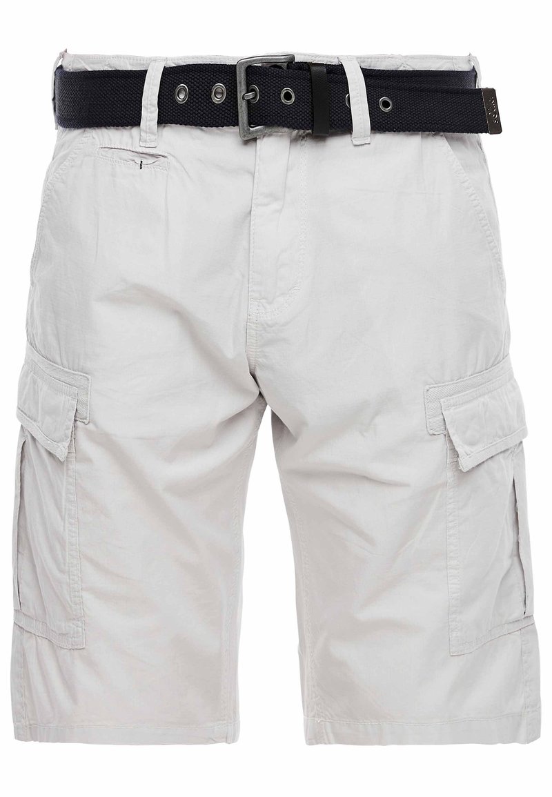 Short cargo gris clair avec plusieurs poches et une ceinture en tissu noire avec boucle métallique.