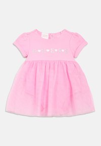 Ροζ βρεφικό φόρεμα με βαμβακερό τοπ και τούλινη φούστα. Στο μπροστινό μέρος υπάρχει ασημί κείμενο "GUESS" με καρδιές. Κοντά μανίκια με φούσκες, κλείσιμο με κουμπί στο λαιμό.