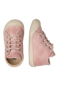 Rosa lädersneakers med vita gummisulor, med runda snören, metallöglor och en smidig yta, designade för komfort.