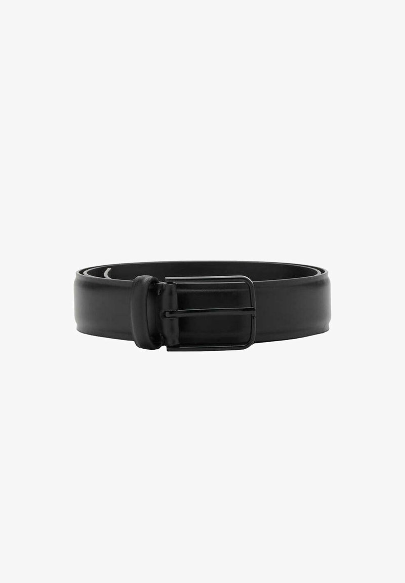 Ceinture en cuir noir roulée avec une boucle carrée en métal noir et une passante, présentée sur fond blanc.