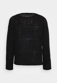 Černý pletený svetr se geometrickým otvoreným vzorem, dlouhými rukávy a kulatým výstřihem. Materiál je prodyšný a lehký.