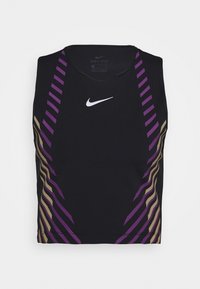 Top atlético sin mangas en negro con rayas diagonales en púrpura y amarillo. Cuenta con el logo de Nike en blanco y una etiqueta de tecnología Dri-FIT en el interior.