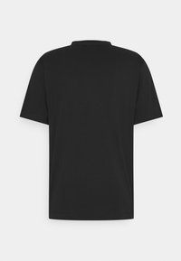 T-shirt noir uni à manches courtes vu de dos avec un col rond sur fond blanc.