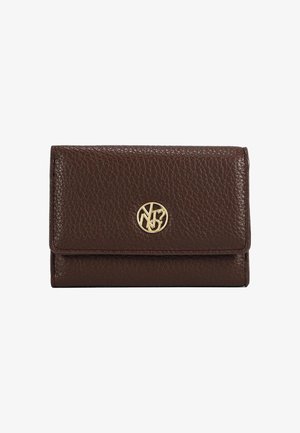 Portafoglio in pelle marrone con finitura testurizzata, dotato di un logo circolare dorato sulla parte anteriore e una chiusura a scatto. Design rettangolare compatto.