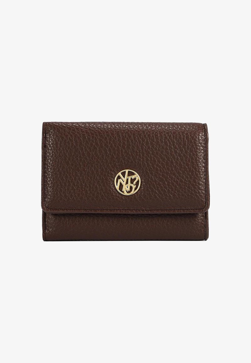 Portafoglio in pelle marrone con finitura testurizzata, dotato di un logo circolare dorato sulla parte anteriore e una chiusura a scatto. Design rettangolare compatto.