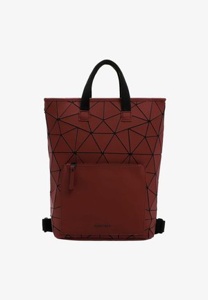 Rucksack mit rotem Dreiecks-Muster aus synthetischem Material, mit schwarzen Akzenten, einem Tragegriff oben und einer vorderen Reißverschlusstasche.