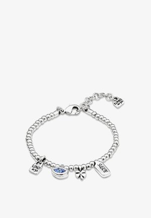 Bracelet à billes argentées avec un fermoir en forme de homard, agrémenté de breloques : une pierre bleue en forme de goutte, un trèfle à quatre feuilles, et des étiquettes gravées "UNO" et "SUERTE".